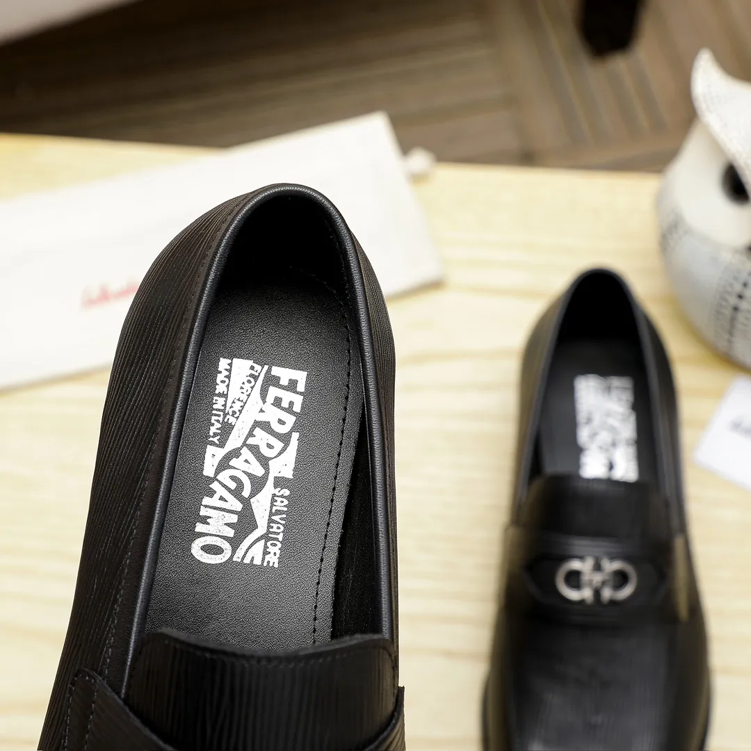 Factory price 460 🔥Ferragamo's new men's casual slip-on shoes🇨🇳Official website original 1:1 mold opening, original quality💯Fine workmanship, high-end luxury☘The upper is made of imported Italian first-layer cowhide🌴Water-dyed🐂Leather lining🍓Rubber wear-resistant and non-slip outsole, breathable and comfortable to wear🍍The first choice for high-grade men, black is optional! Code number 38-44 (45.46. Can be customized)